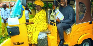 Plateau South Senator Daduut Distributes empowerment tools to constituents