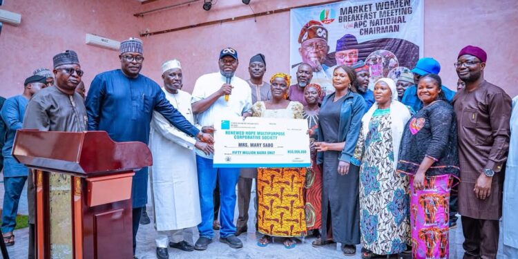 APC National Chairman Prof Nentawe empowers traders with 50 Million naira cash