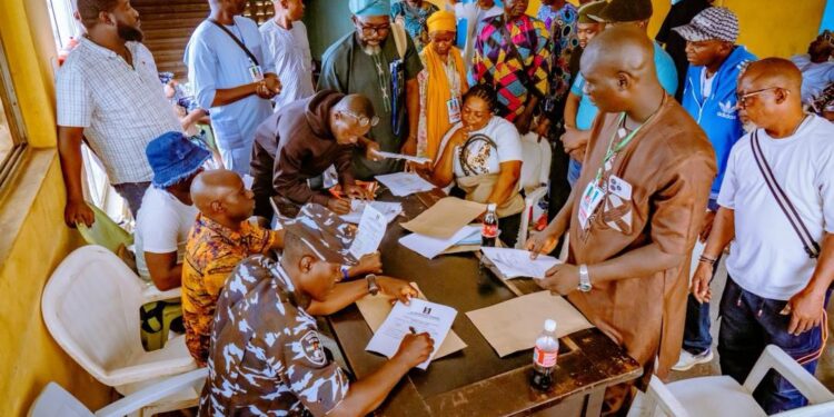 EGBEDA/ONA-ARA: AKIN ALABI COASTS TO VICTORY AS HON. AKINJIDE STEPS DOWN, DECLARES SUPPORT.